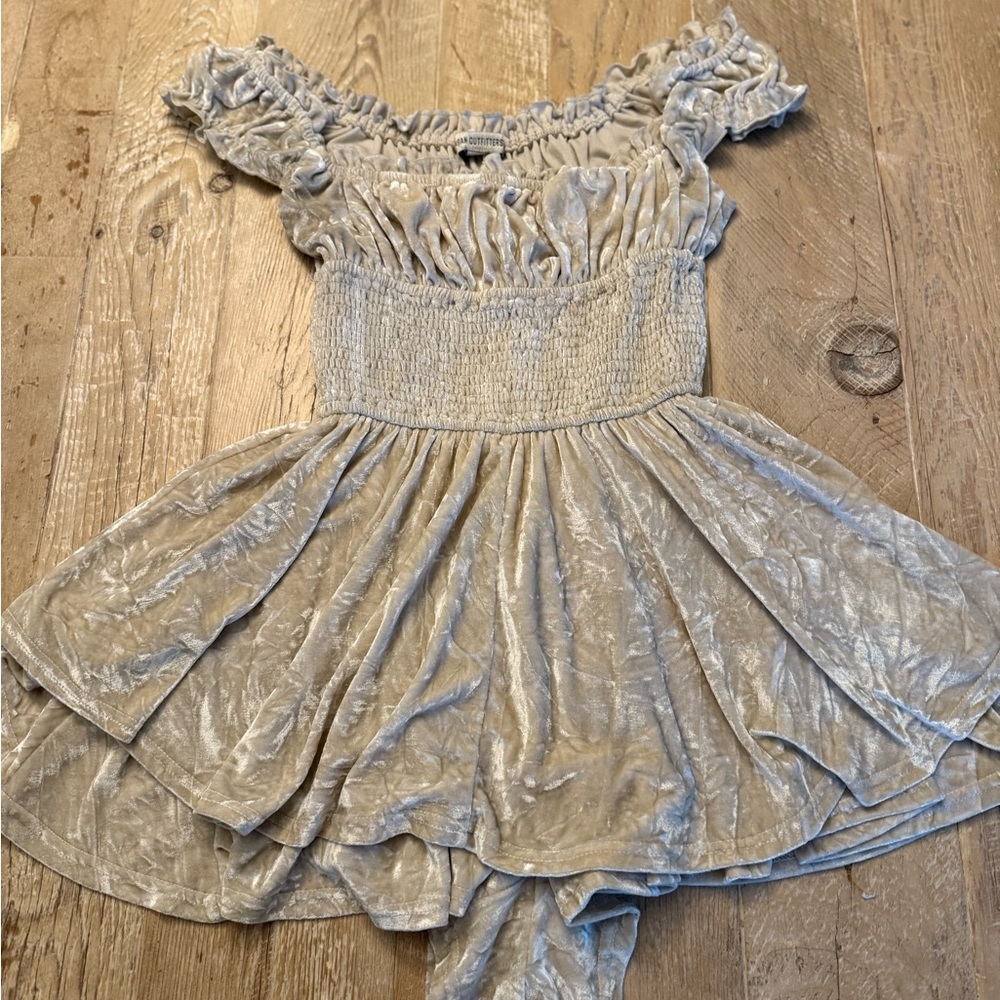Urban Outfitters Rosie Cream Skirted Romper with Ruffled Cap Sleeves S - Picture 2 of 10